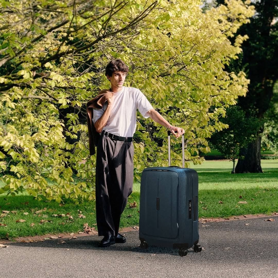 Vali Samsonite Essens Vỏ được làm bằng ít nhất 70% polypropylen tái chế sau tiêu dùng