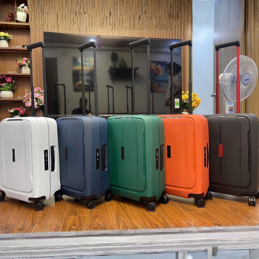 Vali Samsonite Essens Vỏ được làm bằng ít nhất 70% polypropylen tái chế sau tiêu dùng