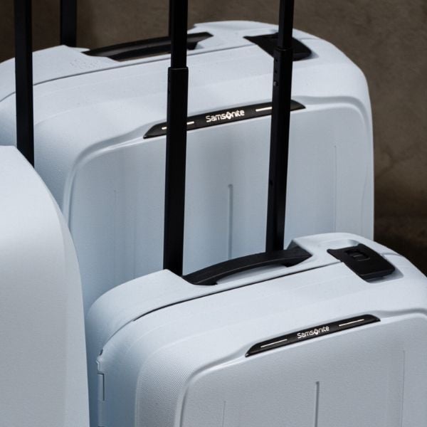 Vali Samsonite Essens Màu Xanh Pha lê&nbsp;Cơ chế đóng kiểu bayonet tăng cường độ chắc chắn và bảo mật