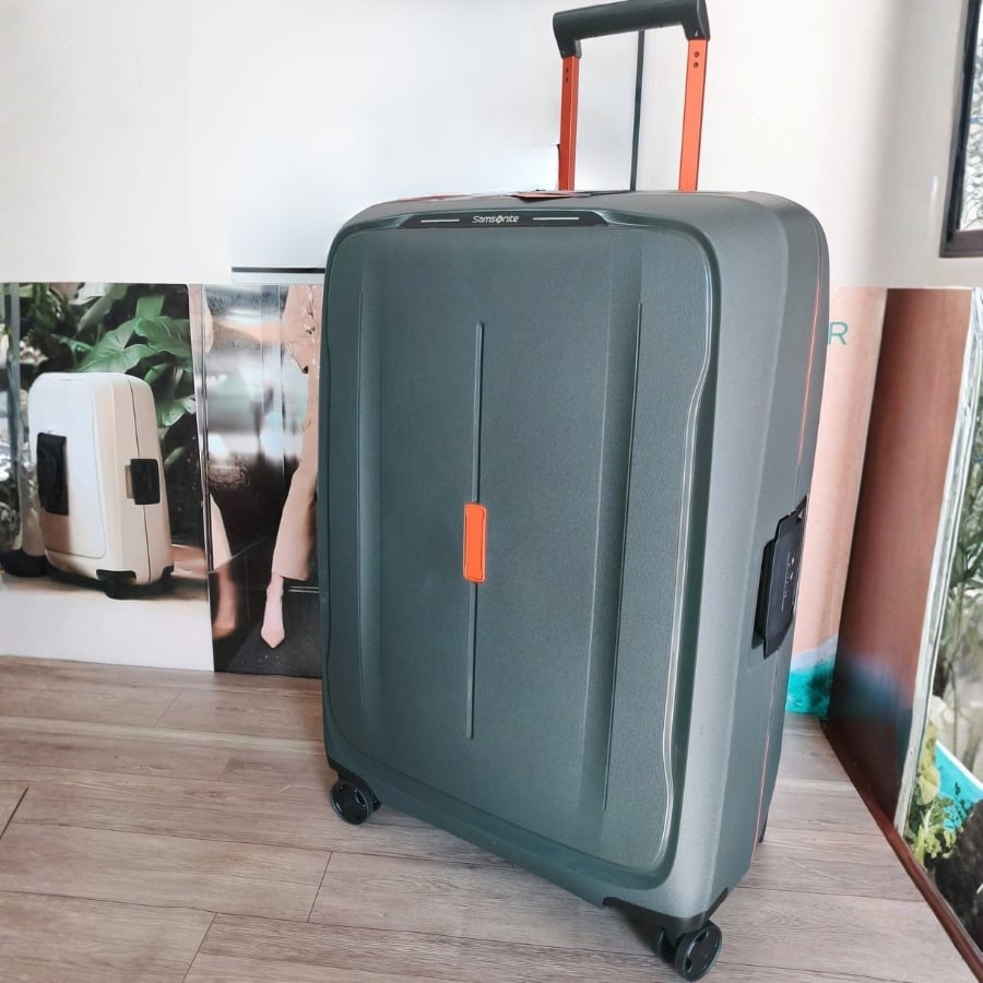 Vali Samsonite Essens Vỏ được làm bằng ít nhất 70% polypropylen tái chế sau tiêu dùng