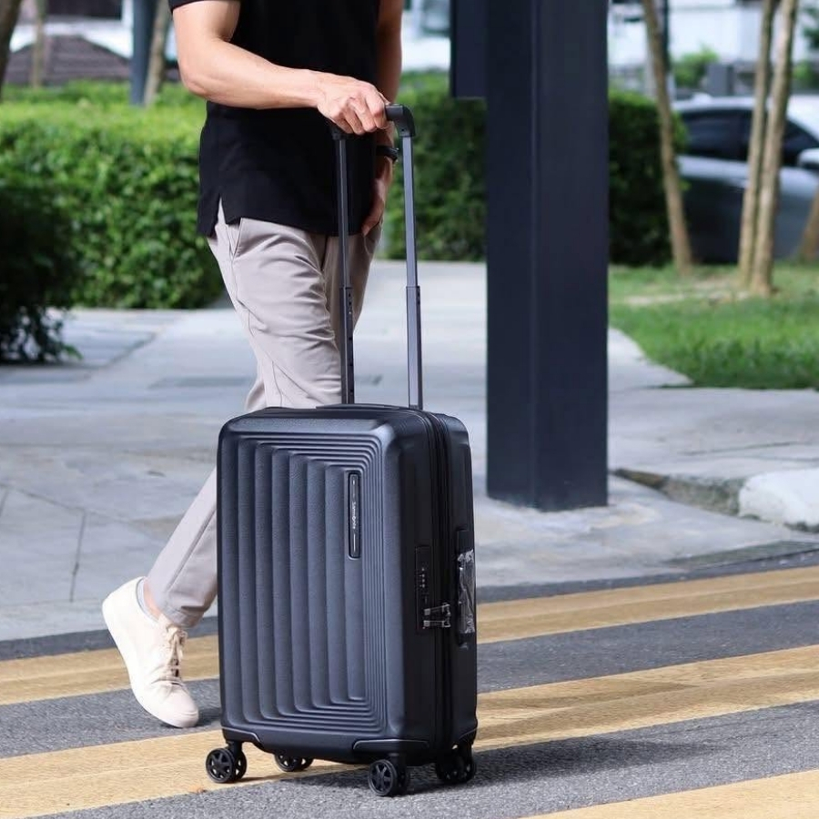 Vali Samsonite KFO NUON size 20! Với thiết kế vuông vắn đầy hiện đại cùng danh sách tính năng vượt trội