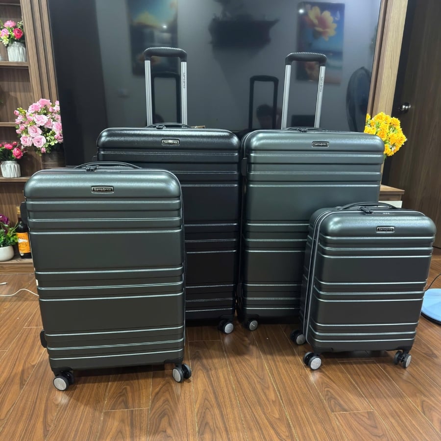 Set 3 vali Samsonite Parallax Được làm từ nhựa Makrolon Polycarbonate giúp tối ưu trọng lượng nhẹ và mang lại độ bền cao, chống va đập tốt.