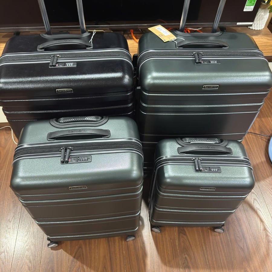 Set 3 vali Samsonite Parallax Được làm từ nhựa Makrolon Polycarbonate giúp tối ưu trọng lượng nhẹ và mang lại độ bền cao, chống va đập tốt.