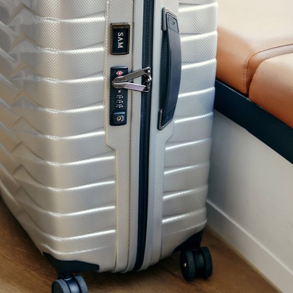 Vali Samsonite Proxis Màu Bạc Khóa TSA – Bảo mật tuyệt đối cho chuyến du lịch Hoa Kỳ