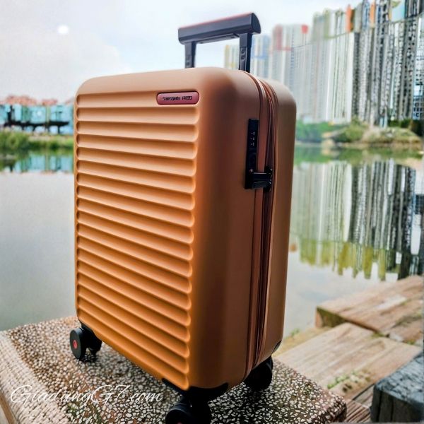 Vali Samsonite Toiis Túi đựng đồ cứng có họa tiết Mustard Gold, được khóa bằng khóa kết hợp