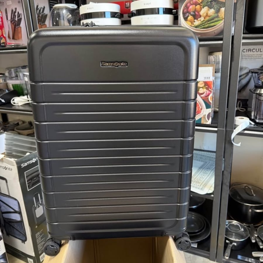 Vali Samsonite Variate Thiết kế thông minh: Vali size cabin (nhỏ hơn) có ngăn mở phía trước cực kỳ tiện lợi