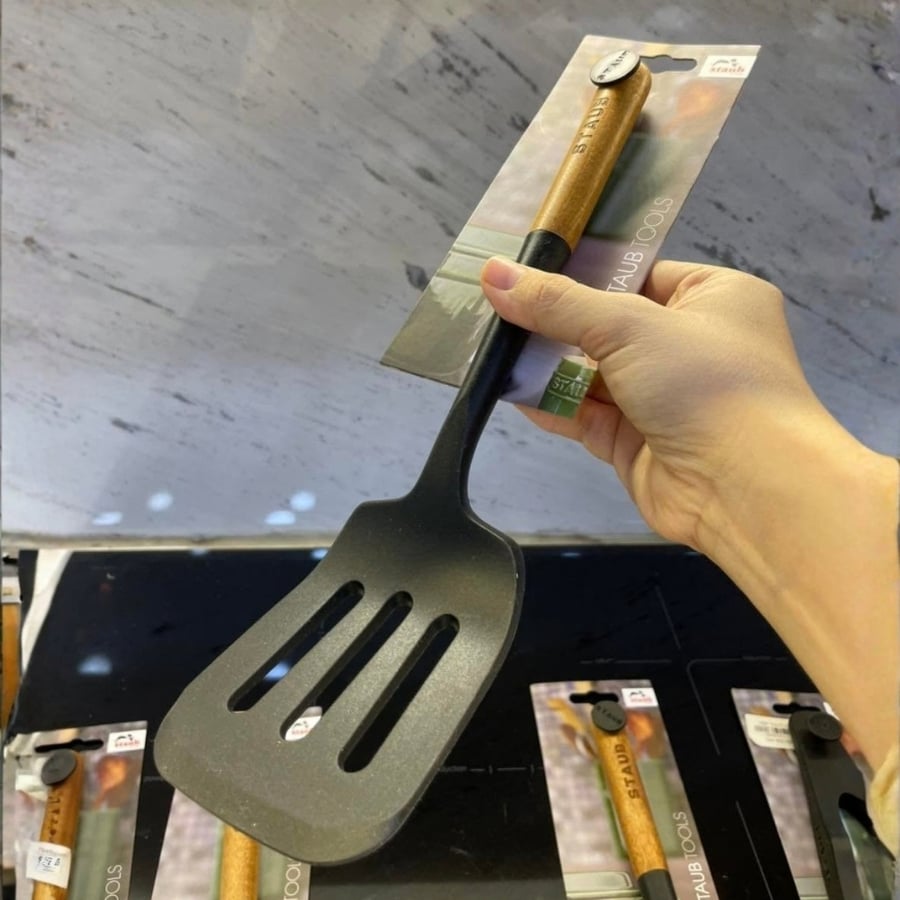 Xẻng lật silicon Staub 31cm Tay cầm được thiết kế công thái học, tích hợp lỗ treo tiện lợi