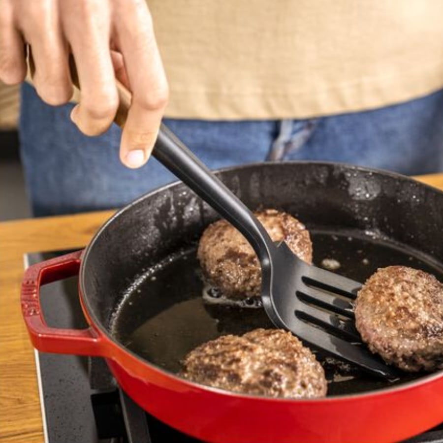 Chiếc Xẻng lật&nbsp;silicon Staub 31cm có khe bằng silicone này sở hữu góc nghiêng hoàn hảo để nhấc bánh mì kẹp (sandwich) hay lấy rau củ từ khay nướng