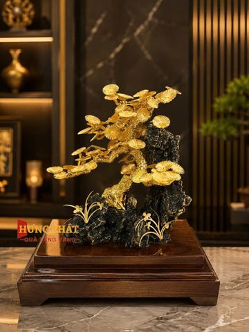 Cây Tùng Dát Vàng – Biểu Tượng Của Bản Lĩnh Và Thành Công Trường Tồn