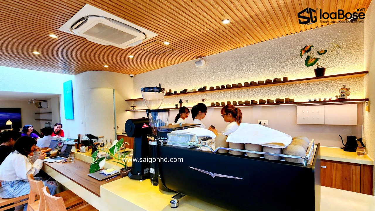 Hệ thống âm thanh nhạc nền cho quán cafe trong nhà với loa treo tường Bose FreeSpace FS2SE chính hãng