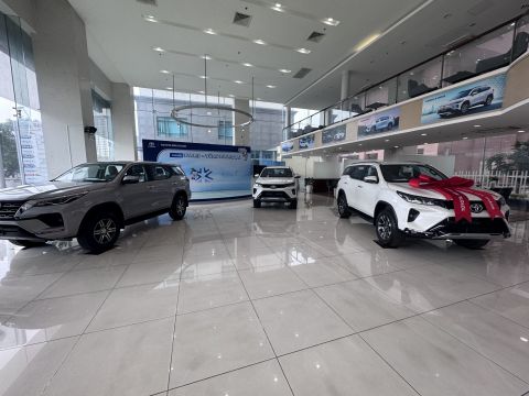 CUỐI NĂM, NHIỀU HÃNG Ô TÔ RƠI VÀO CẢNH KHÔNG CÓ XE ĐỂ BÁN