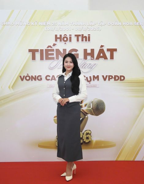 Hội thi “Tiếng hát Sen Vàng” là một sân chơi nghệ thuật thường niên do Ban Thường vụ Công đoàn Cơ sở Tập đoàn Hoa Sen phối hợp cùng các đơn vị phòng ban tổ chức.