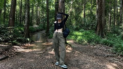 Quần túi hộp nữ phối với áo gì? 10 công thức streetwear dễ mặc