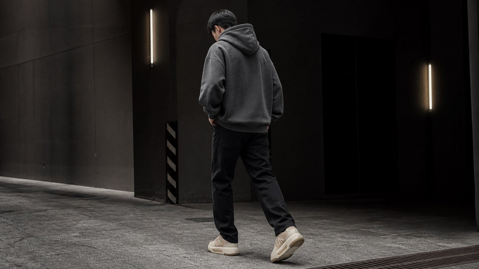 Phối hoodie, quần ống thẳng và sneaker chunky MLB theo phong cách streetwear
