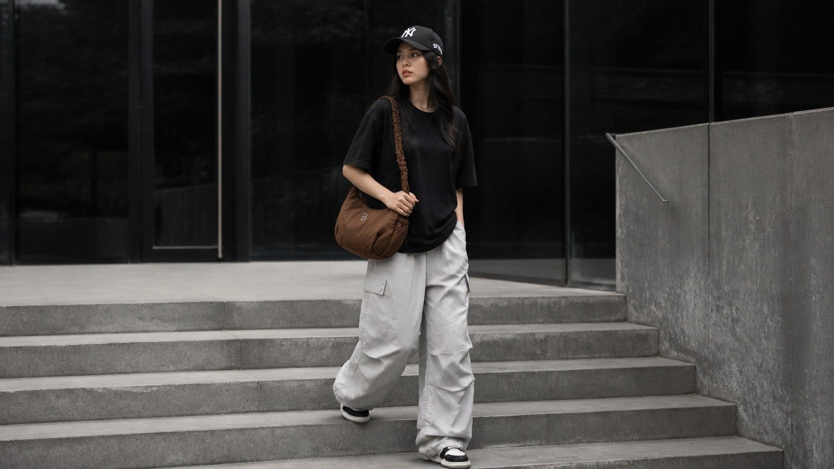 Phối nón bóng chày và túi MLB làm điểm nhấn streetwear