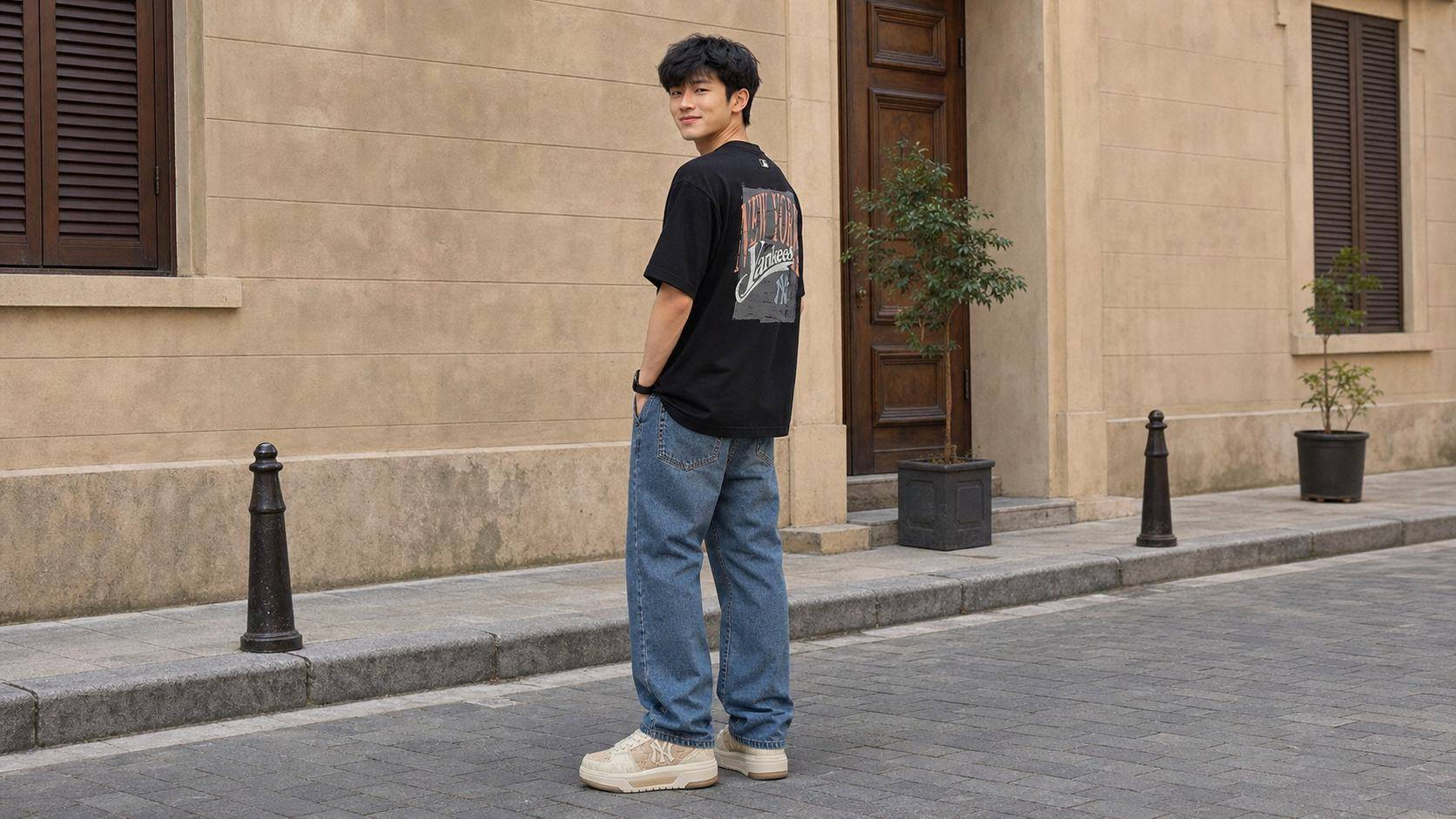 Phối áo thun MLB với quần jeans ống suông và sneaker