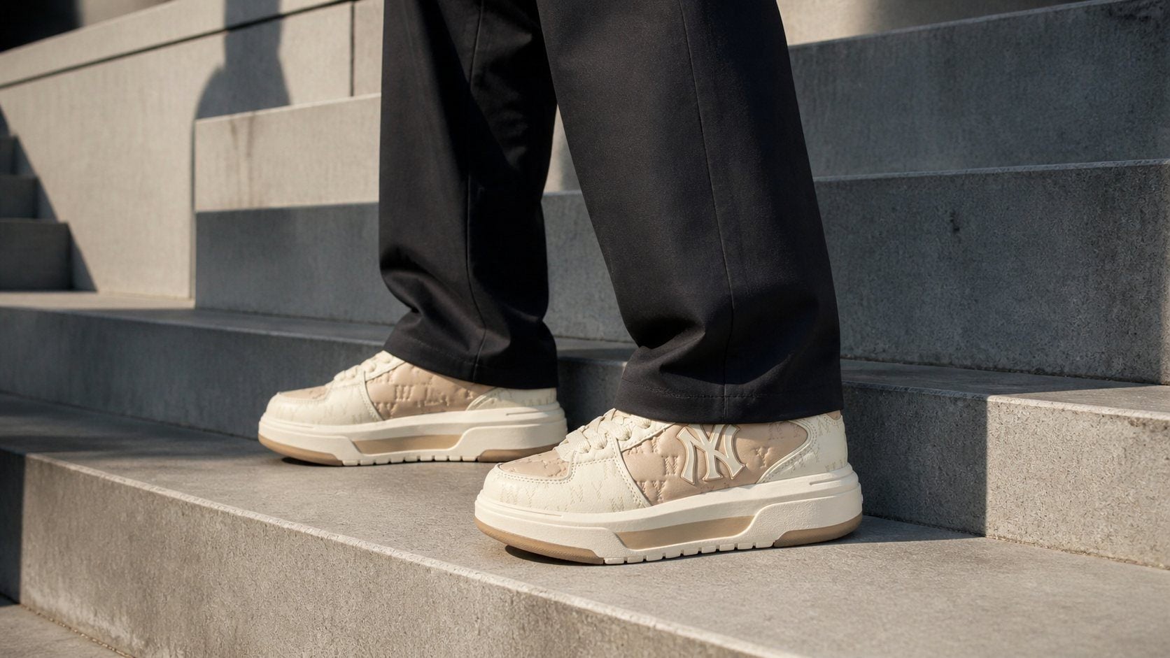 Giày sneaker chunky MLB phối cùng quần ống thẳng màu đen