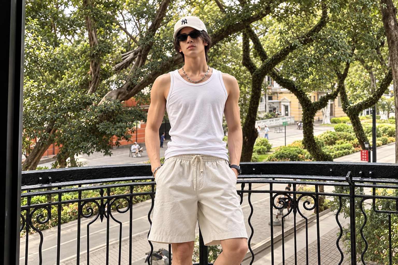 Mũ lưỡi trai MLB màu kem phối tank top và quần shorts mùa hè