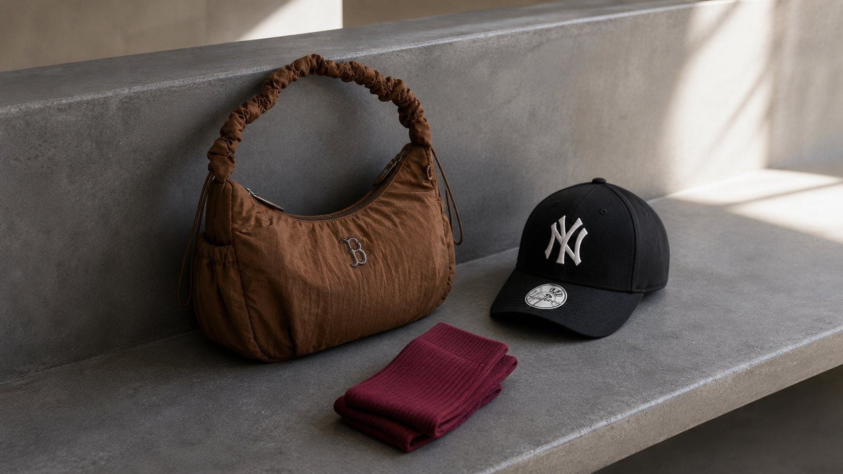 Nón, túi MLB và vớ màu nhấn trong outfit streetwear
