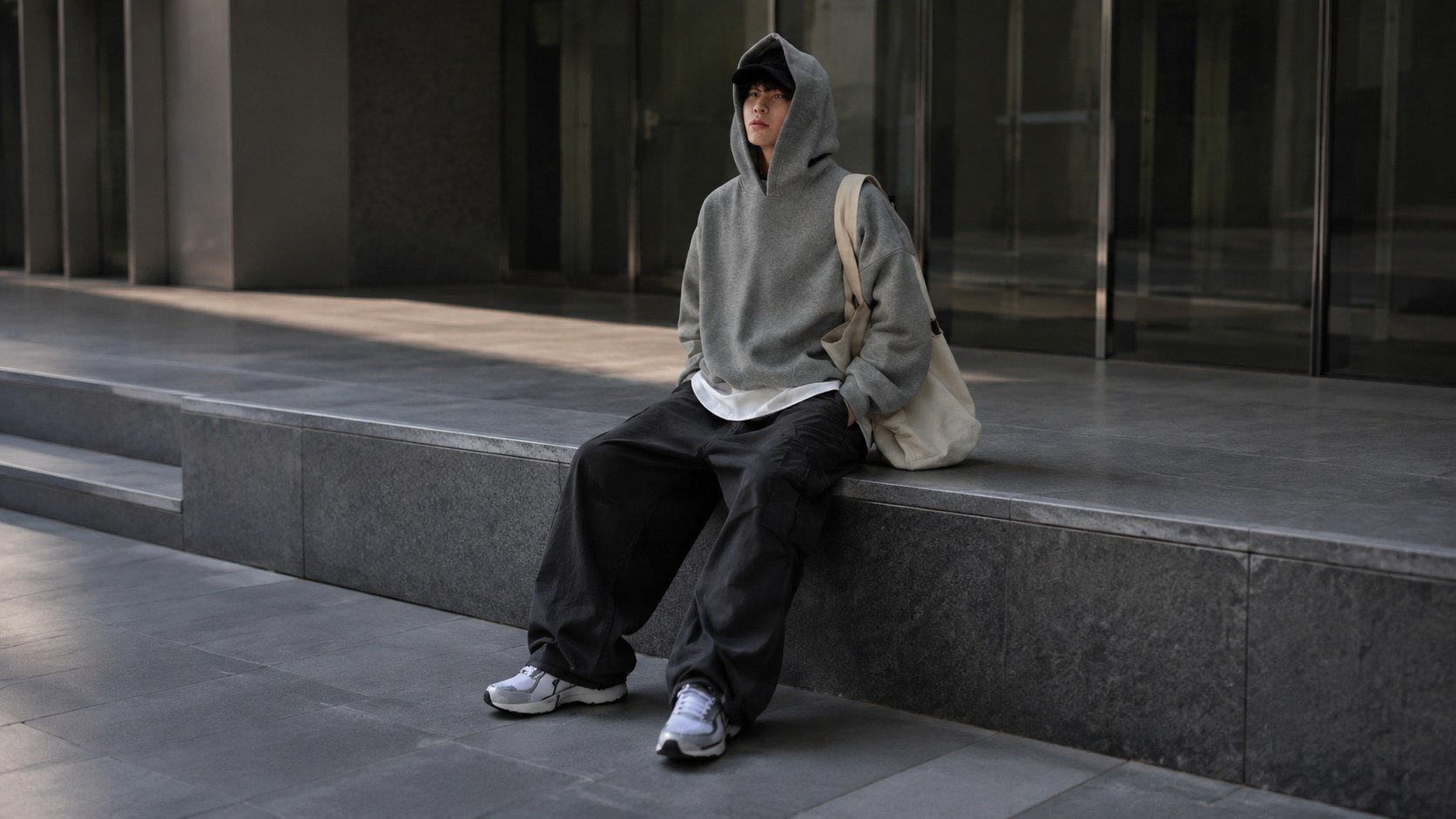 Sneaker giúp outfit trẻ trung hơn khi phối với áo thun hoodie và jeans