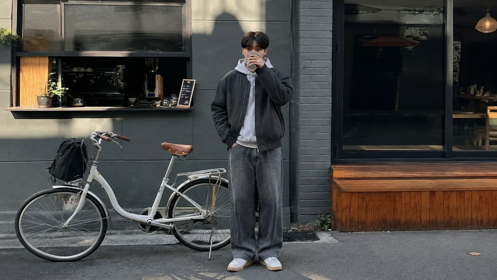 Sneaker là gì và cách nhận diện giày sneaker trong outfit hằng ngày
