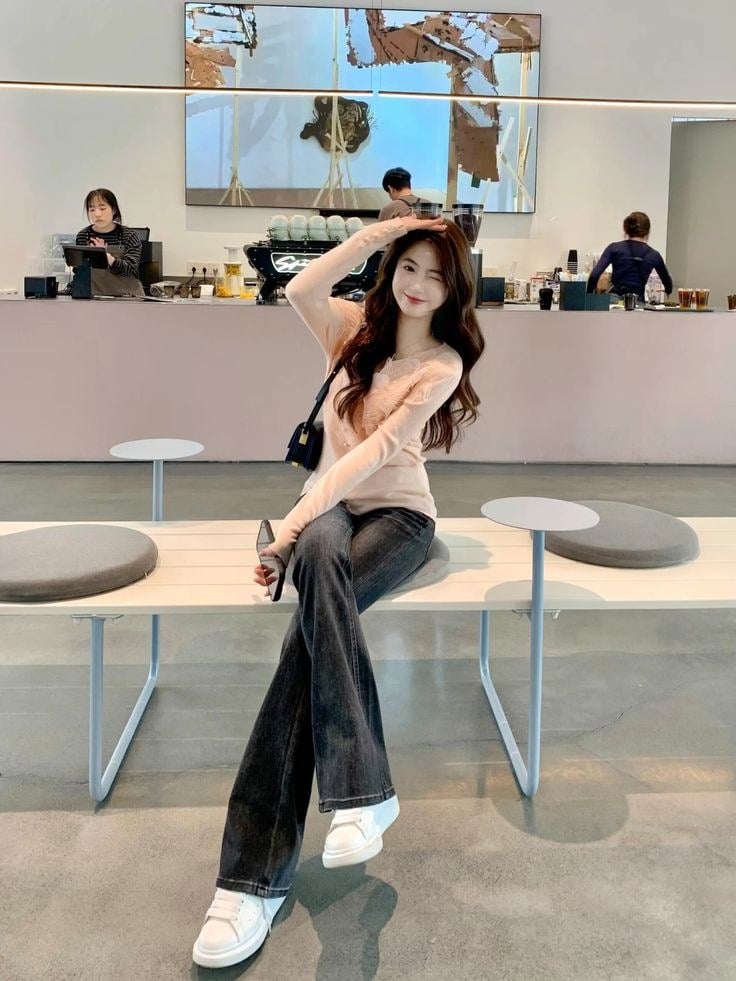 Quần jeans suông vừa giúp nhìn sự khác biệt về độ mở gấu so với quần ống rộng