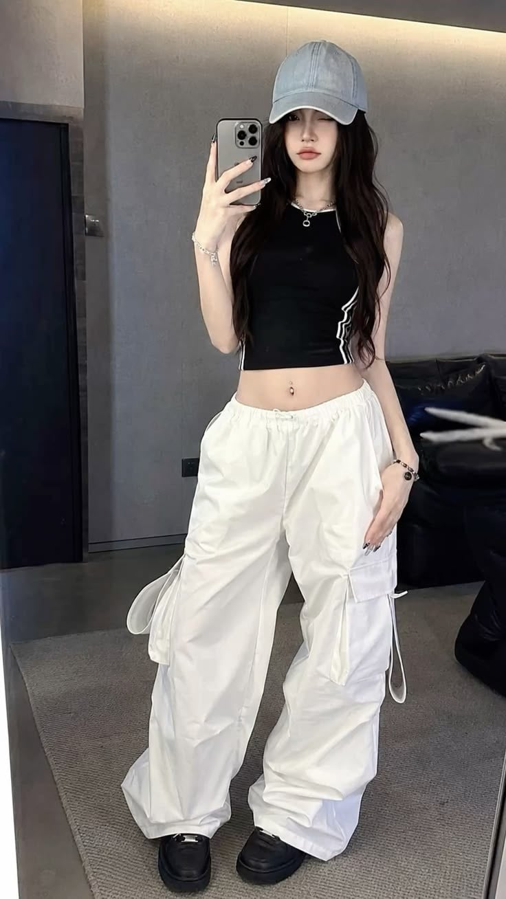 Outfit quần túi hộp trắng và áo crop đen theo phong cách Y2K