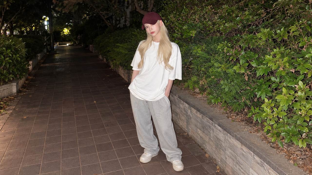 Outfit gam trung tính với một điểm nhấn màu ở phụ kiện