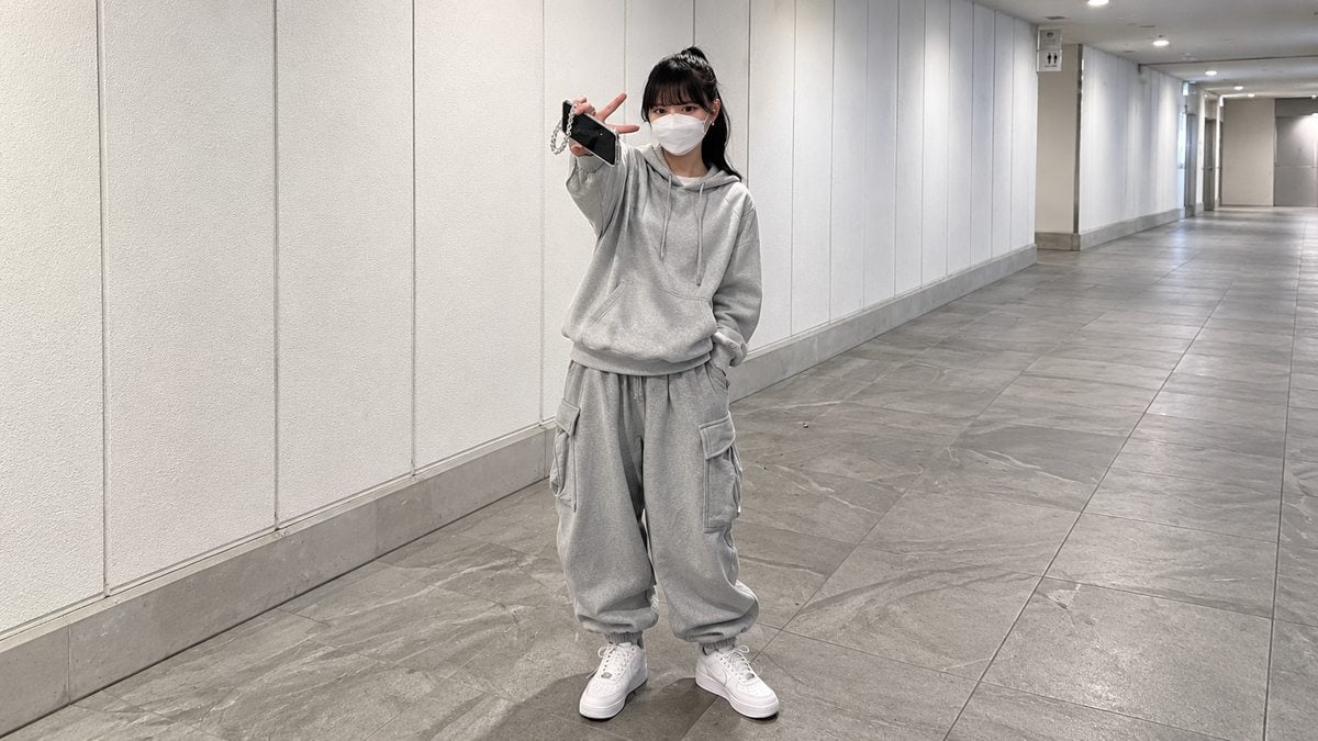 Hoodie ngang hông phối quần jogger xám bo gấu