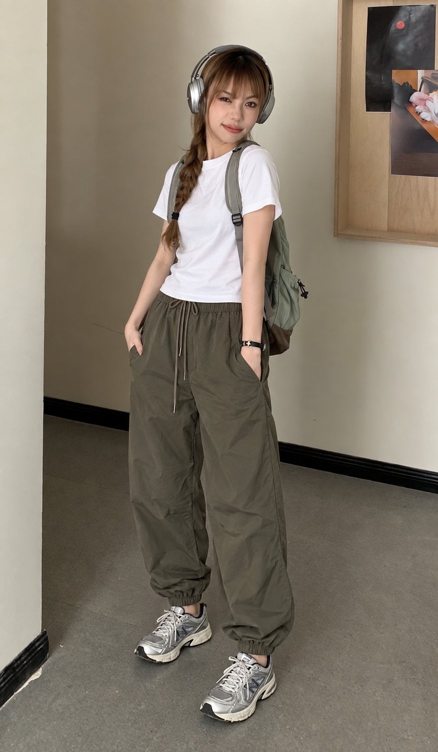 Áo thun vừa vai phối quần jogger nữ và sneaker