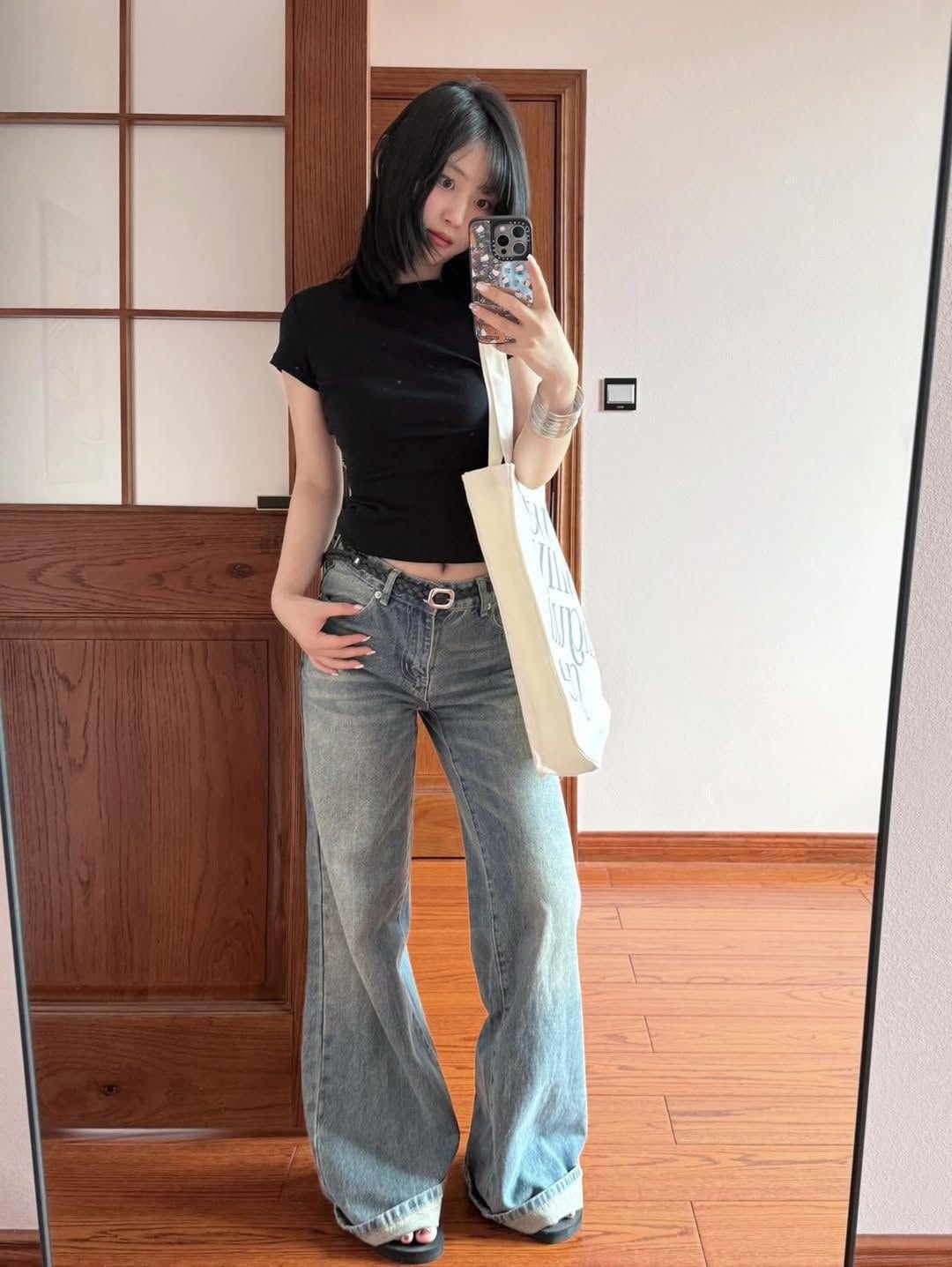 Baby tee đen phối jeans xanh ống suông