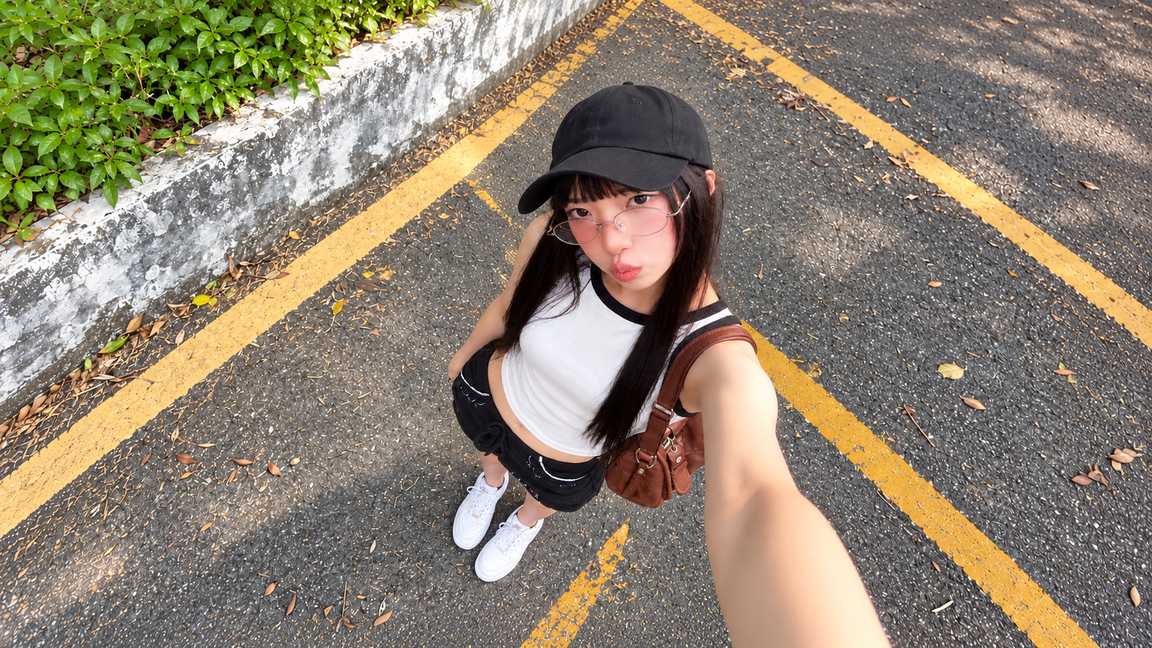 Sneaker và nón bóng chày tạo điểm nhấn cho outfit sporty-street