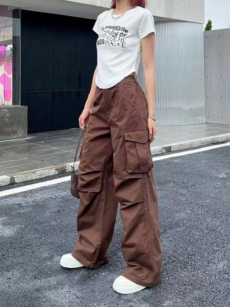 Quần túi hộp nâu phối áo thun trắng basic và sneaker