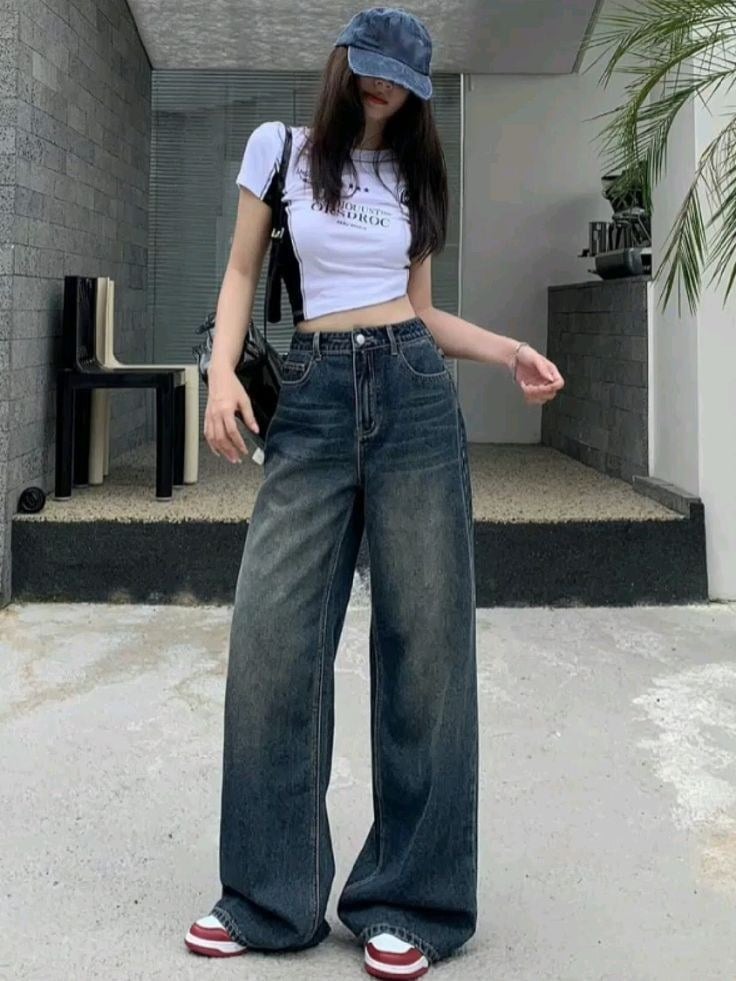 Baby tee trắng phối jeans ống rộng cạp cao