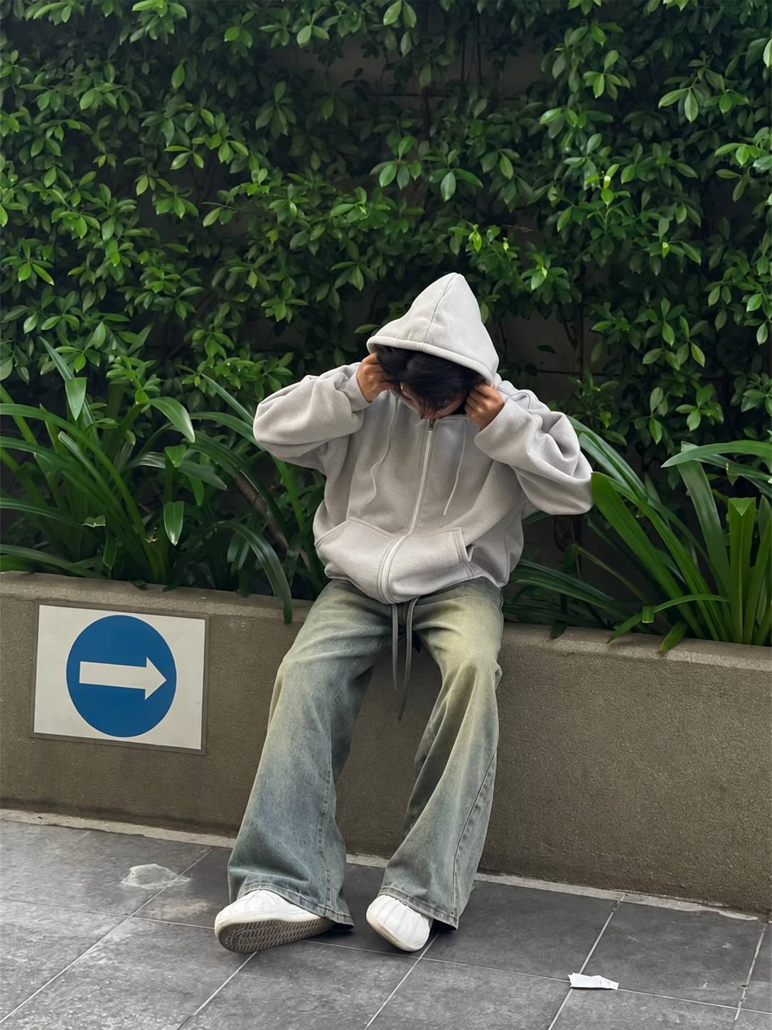 Thử cử động tay và ngồi khi mặc hoodie rộng