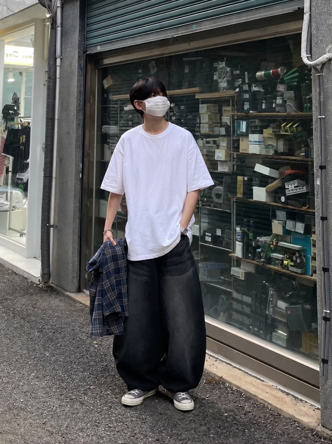 Áo thun trắng rộng phối quần đen suông và sneaker