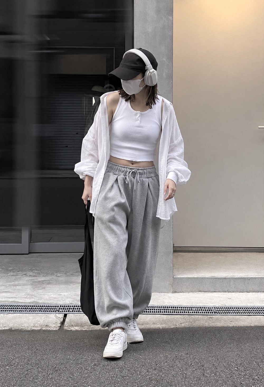 Tank top trắng và sơ mi khoác mở với quần jogger xám