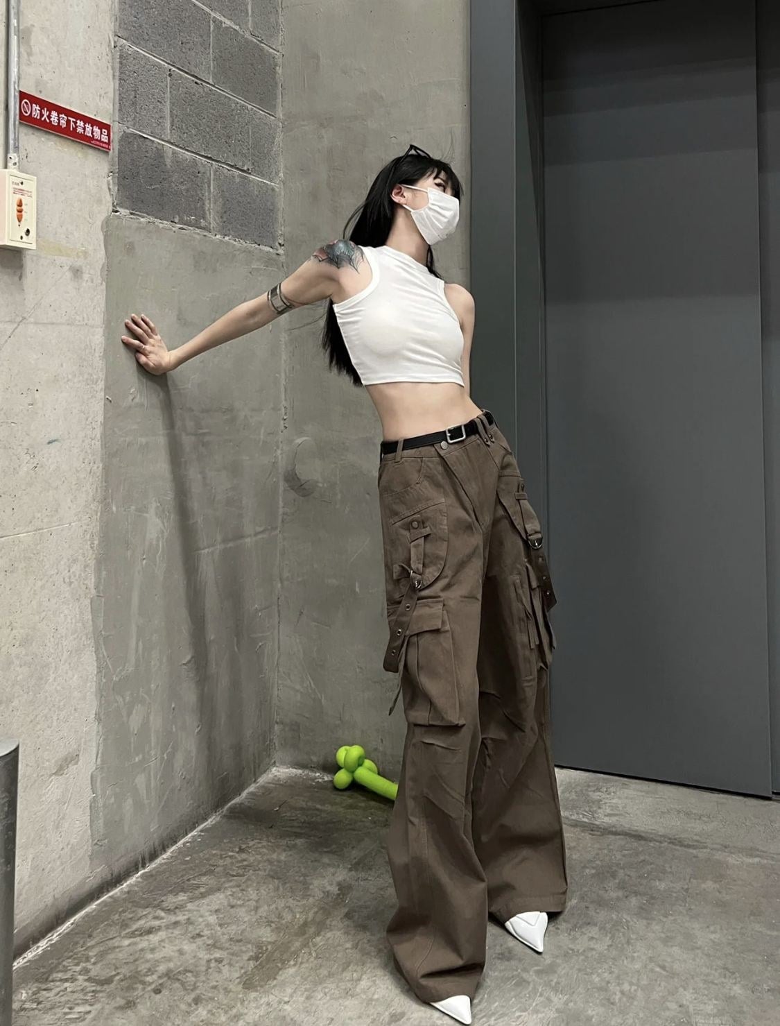 Quần túi hộp cạp cao phối croptop trắng