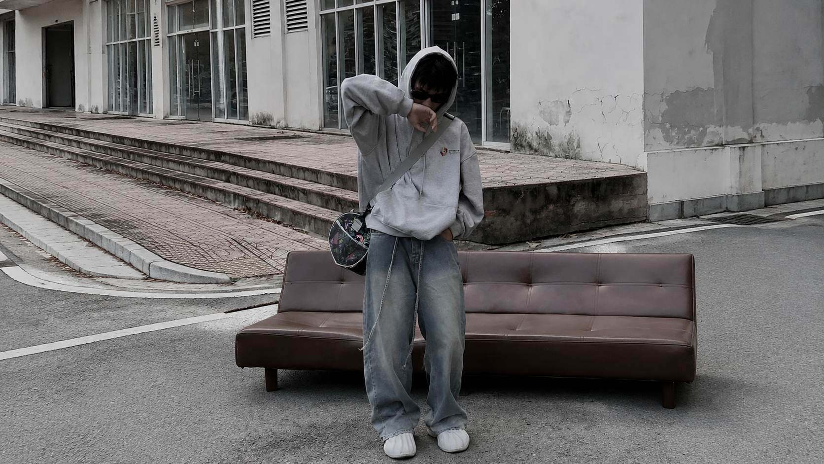 Sneaker trong nhóm giày casual giúp outfit trẻ trung và dễ ứng dụng