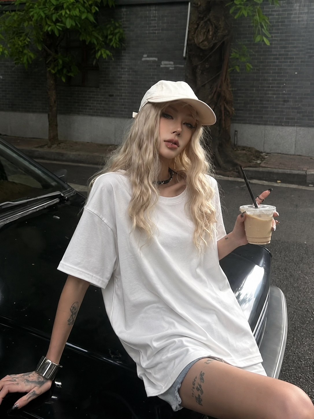 Áo thun form rộng nữ phối short denim và nón bóng chày