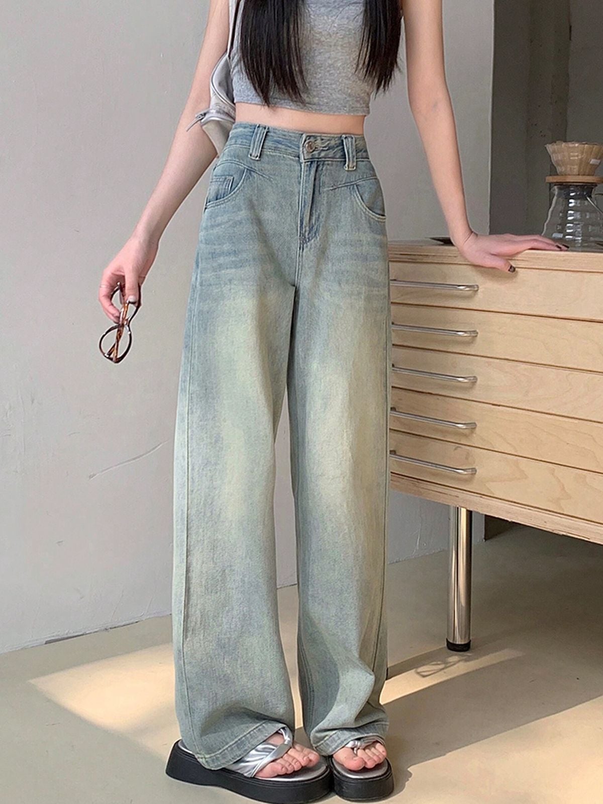 Jeans ống rộng phối sandal quai rõ đế dày