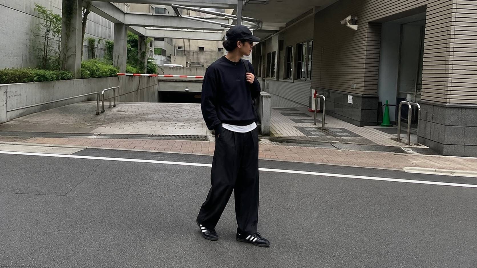 Chọn phom sneaker theo tỷ lệ cơ thể và dáng quần streetwear