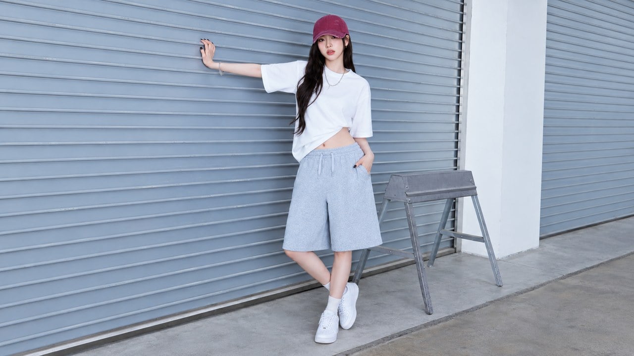 Áo thun trắng phối quần shorts xám, sneaker và nón bóng chày