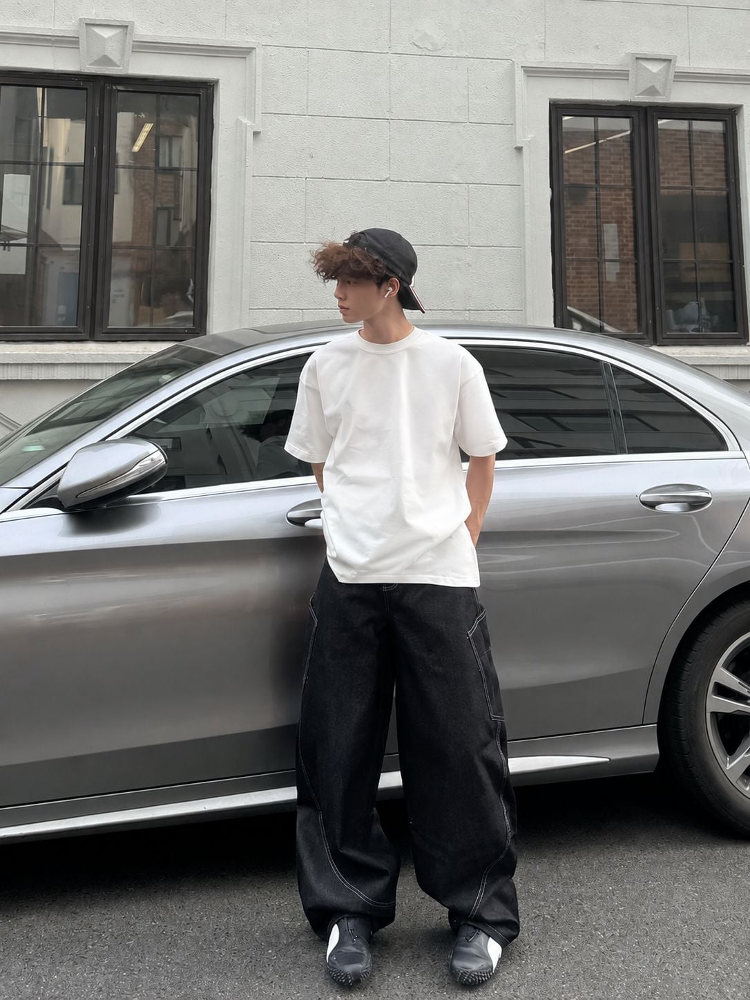 Áo thun trơn dáng rộng phối quần suông đen và sneaker