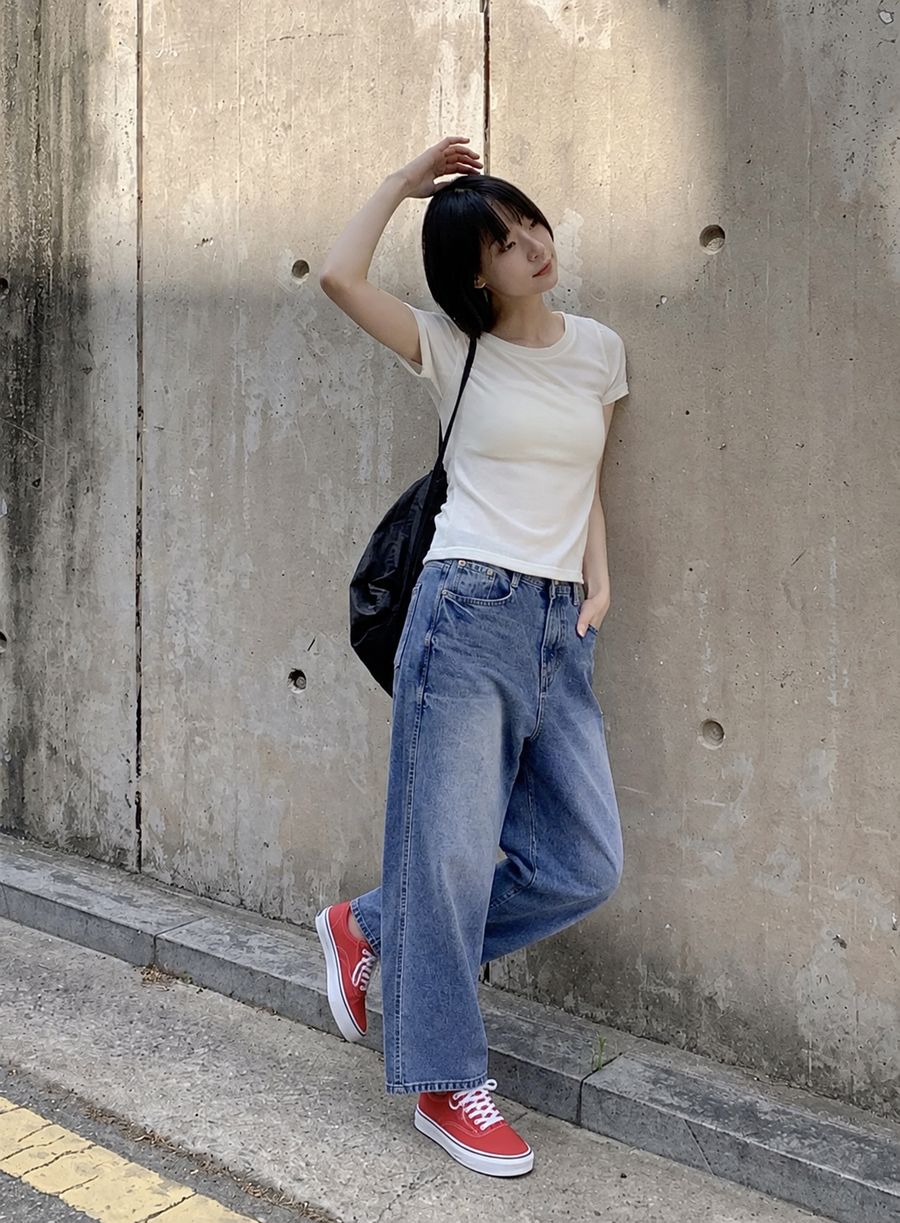 Áo thun trắng, jeans suông và sneaker cổ thấp đi học