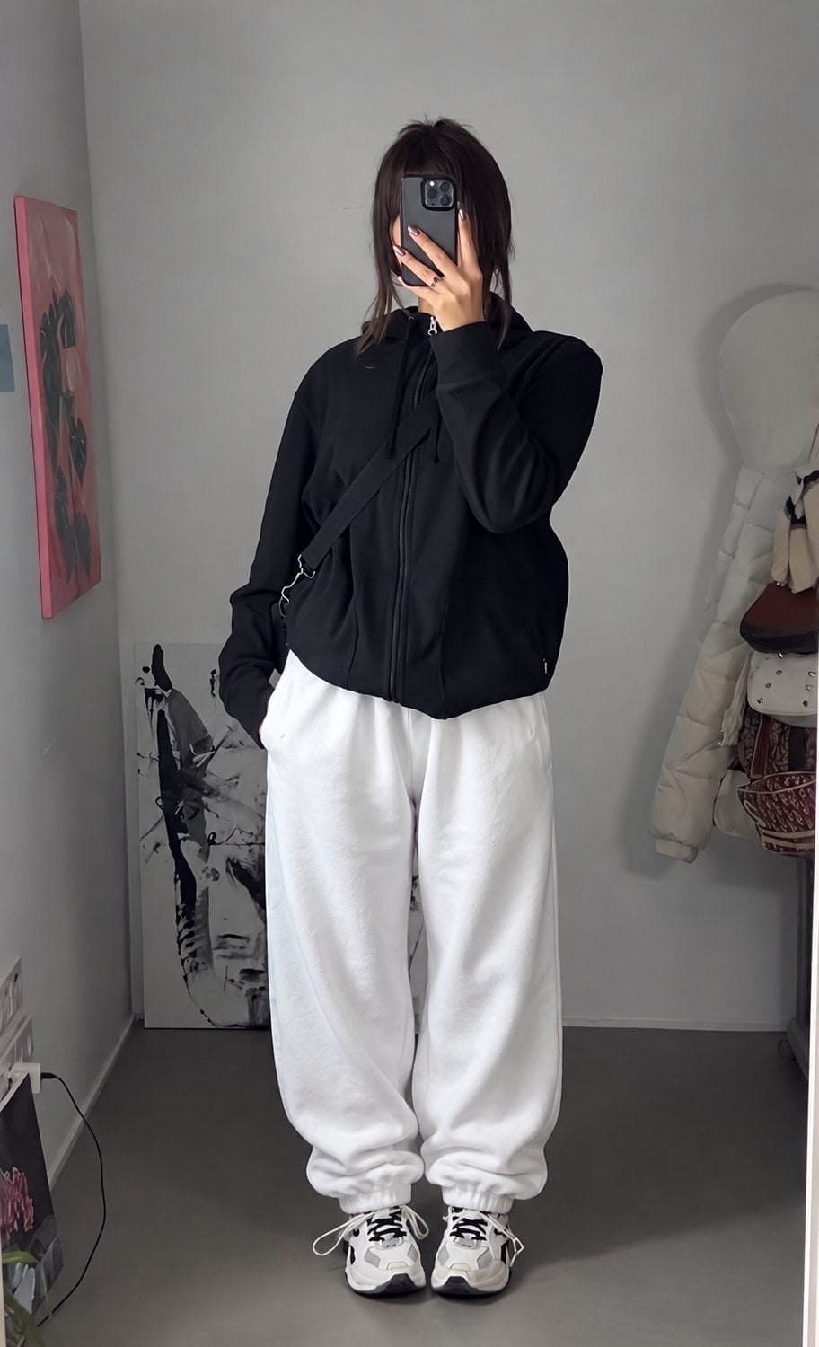 Hoodie tối màu phối quần jogger sáng màu