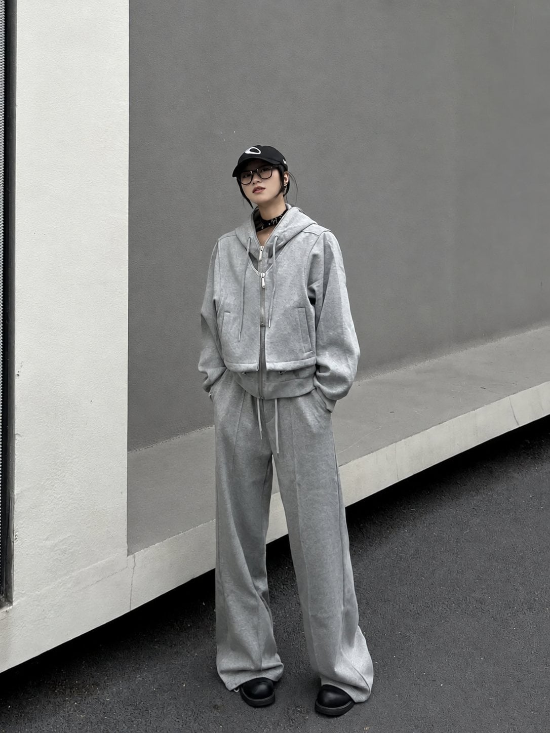 Hoodie xám phối quần ống rộng theo phong cách sporty