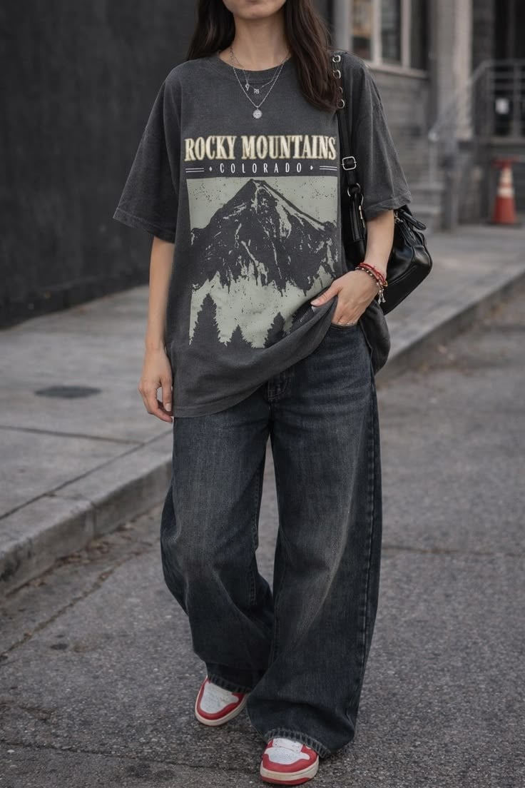 Áo thun graphic phối jeans ống suông và sneaker