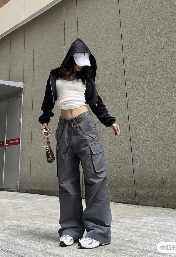 Quần túi hộp xám phối hoodie dáng ngắn