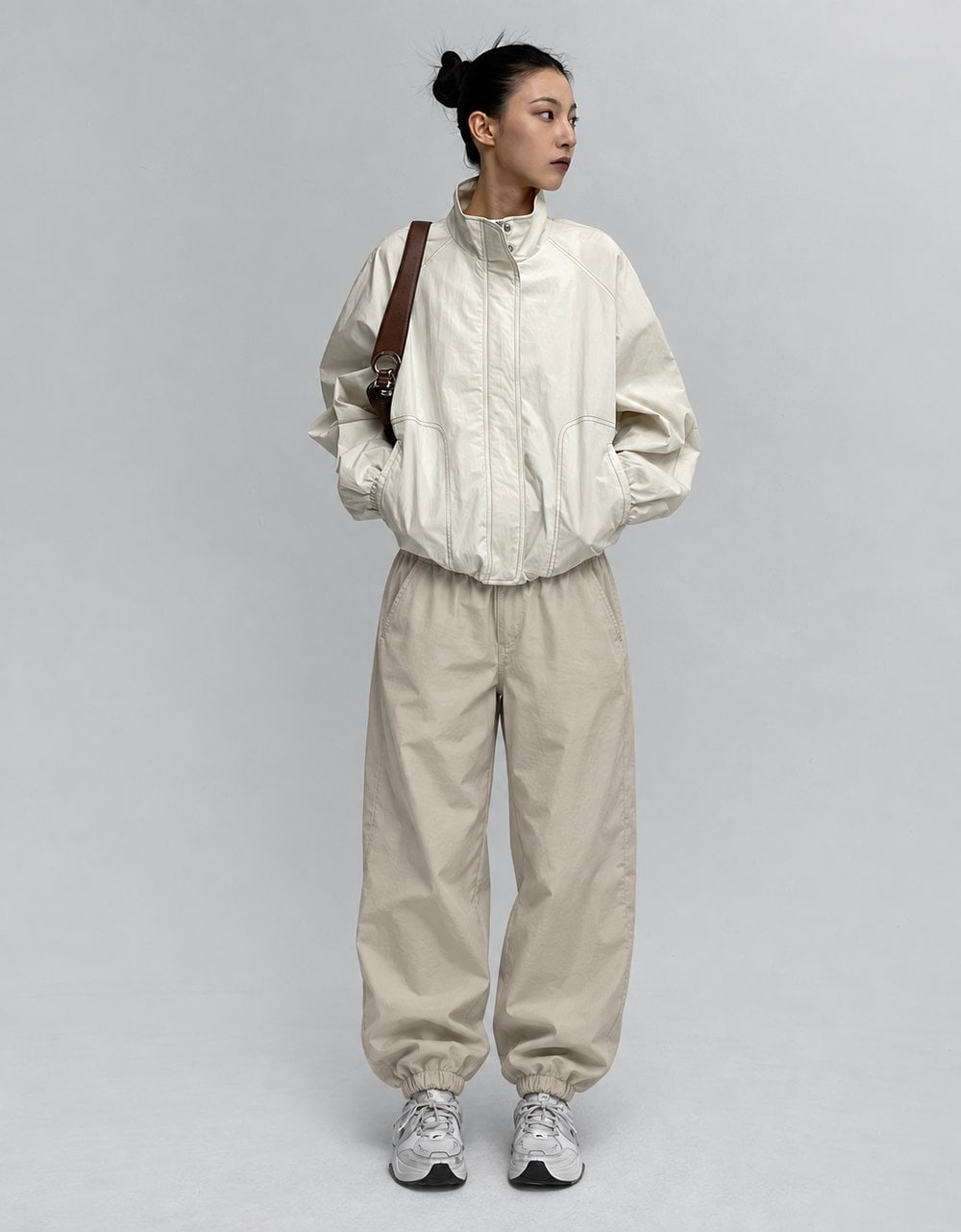 Áo khoác ngắn phối quần jogger nữ màu beige